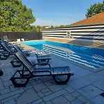 Leonchic - Com Piscina De Agua Salgada Hotel