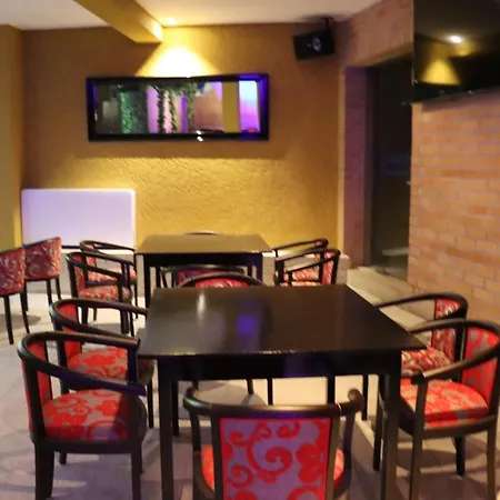 מלון Leonchic - Com Piscina De Agua Salgada *