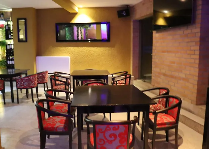 מלון Leonchic - Com Piscina De Agua Salgada *